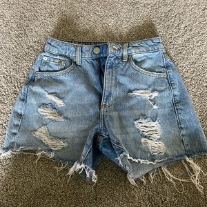 Blue ripped jeans shorts.